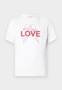 T-shirt de algodão branco com um gráfico vermelho de duas figuras aladas a beijarem-se, com a palavra "AMOR" em letras maiúsculas em destaque por baixo.