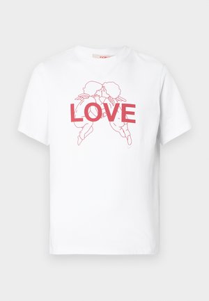 Weißes Baumwoll-T-Shirt mit einem roten Grafik von zwei geflügelten Figuren, die sich küssen, und dem Wort "LIEBE" in fetten Großbuchstaben darunter.