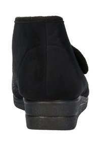 Stivale alla caviglia in suede nero con texture liscia, punta rotonda e suola in gomma bassa. Presenta una cucitura posteriore e un design semplice senza decorazioni.