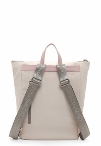 Zaino in nylon beige con una texture liscia, dotato di dettagli in pelle rosa e accessori in argento. Spallacci regolabili stampati con testo.
