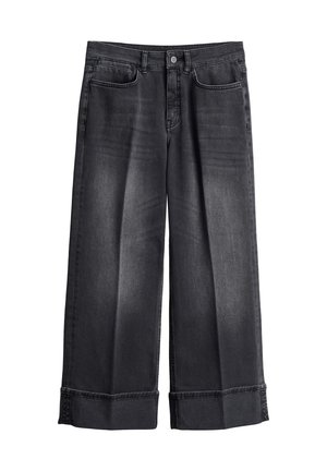 Jean en denim noir à jambes larges avec une finition légèrement délavée, présentant un design classique à cinq poches et des ourlets retroussés.