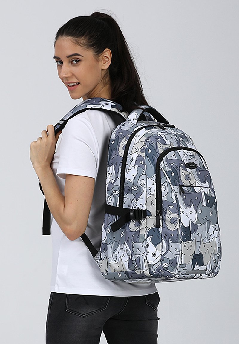 Rugzak met een grijs en wit kattenpatroon, gemaakt van duurzaam materiaal met gevoerde schouderbanden en meerdere compartimenten voor opslag.