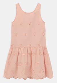 Světle růžové bezramenné šaty s výšivkami květin, staženým pasem a vlnitým lemem. Vyrobené z měkké bavlněné tkaniny.