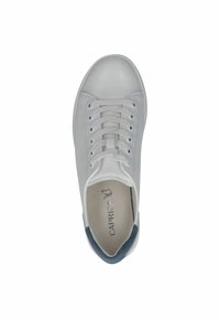 Bele sneaker iz usnja z okroglo konico, sivo peto in ravnimi vezalkami. Gladka tekstura, minimalistična zasnova, logotip natisnjen na notranjosti čevlja.