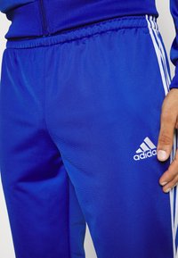 adidas Sportswear WEAR BASIC SET - Tuta - semi lucid blue