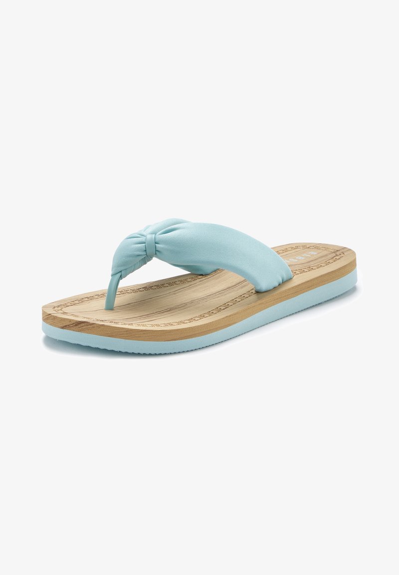 Lichtblauwe flip-flop met een geknoopt stoffen bandje, een voetbed met een houten patroon en een lichtblauwe rubberen zool.