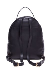Zaino in pelle nera con una forma arrotondata, due spallacci regolabili e una maniglia superiore. Presenta una superficie liscia e un design minimalista.