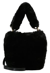 Czarna torba z sztucznego futra o zaokrąglonym kształcie, pluszowej fakturze i solidnym uchwycie. Wyposażona w złote okucia i odpinany czarny pasek na ramię.