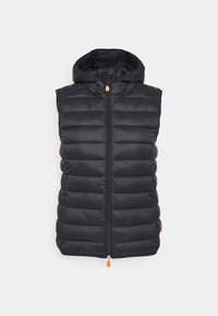 Chaleco acolchado negro con capucha, con cierre frontal y un tirador naranja. El diseño incluye acolchado horizontal para aislamiento.