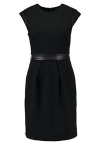 Robe noire longueur genou avec manches courtes, taille ajustée avec un détail de ceinture en cuir, et encolure ronde.