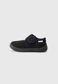 Scarpe nere in tessuto, con una chiusura in velcro e una suola in gomma nera testurizzata con motivo di battistrada. Design semplice, profilo basso.