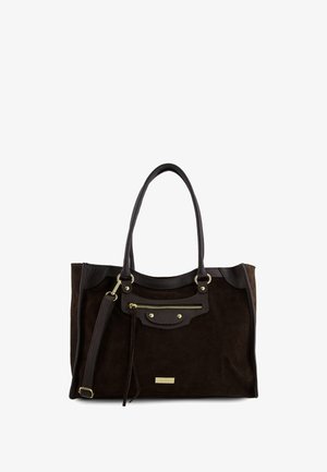 Brązowa torba typu tote zamszowa z skórzanymi akcentami, podwójnymi paskami i przednią kieszenią na zamek. Posiada złote okucia i gładką teksturę.