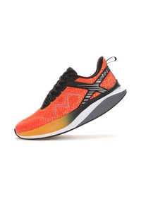 Scarpa da corsa con tomaia in maglia rossa, dettagli neri e una suola sfumata da arancione a nero. Presenta un design con lacci e una costruzione leggera.