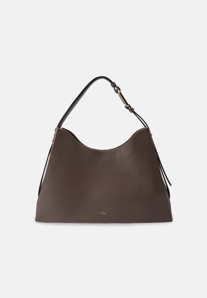 Sac à main en cuir marron foncé avec une seule bandoulière, texture grainée et petit logo doré au centre avant, sur un fond clair uni.