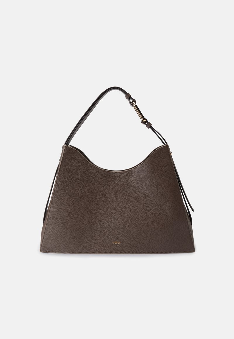 Sac à main en cuir marron foncé avec une seule bandoulière, texture grainée et petit logo doré au centre avant, sur un fond clair uni.