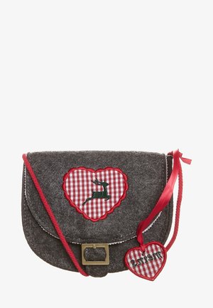 Borsa a tracolla grigia con accentuazioni rosse, toppa a forma di cuore con motivo a scacchi e un cervo ricamato verde, hardware dorato.