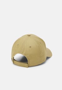 Khaki baseballkeps, bomullsmaterial, sexpaneldesign, böjd skärm, justerbar rem bak, slät yta, inga mönster.