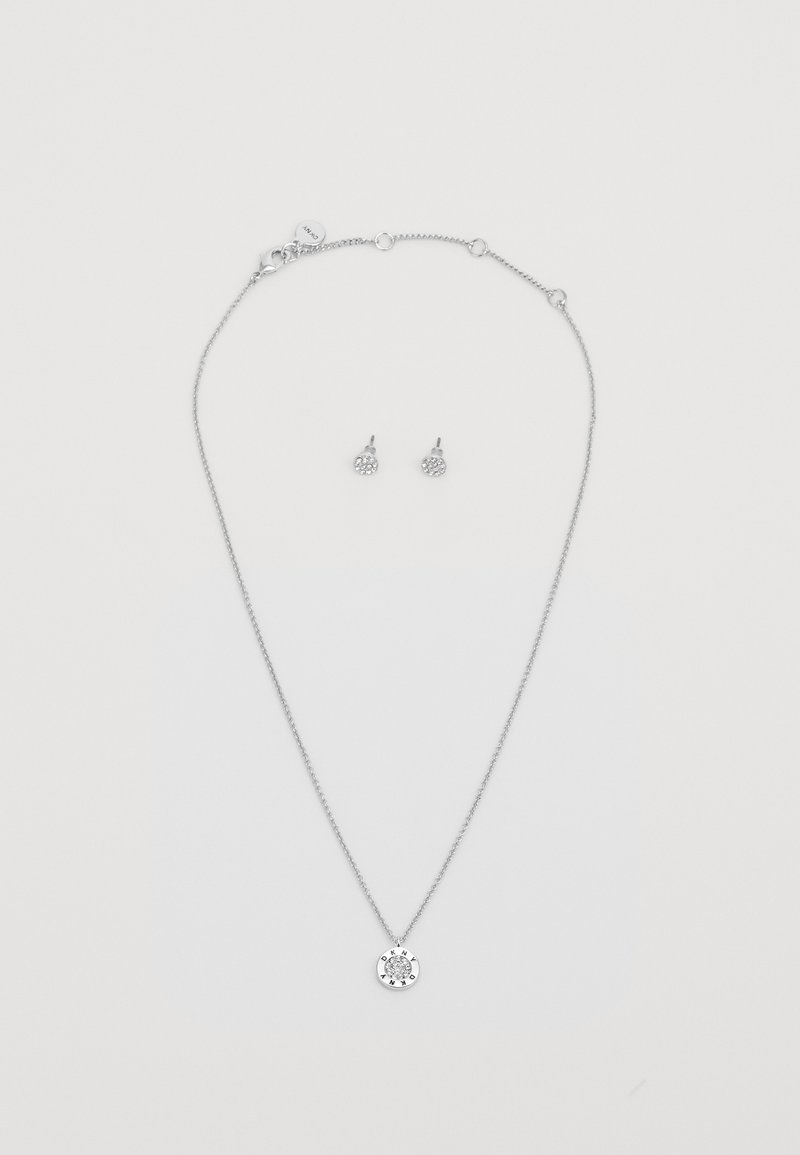 Sudraba kaklarota ar apļa kulonu, kas rotāts ar tekstūrētu dizainu, kopā ar atbilstošām auskaru pērlēm, viss ar pulētu apdari.