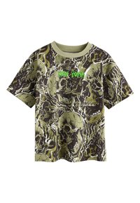 Tricou grafic în verde măsliniu și negru, cu un model de craniu. Are un guler striat și textul „New York” în verde aprins. Material durabil.