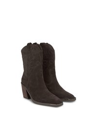 Bottes de cowboy en cuir suédé marron foncé avec un bout pointu, des coutures décoratives et un talon empilé. Avec des languettes de traction pour un enfilage facile.