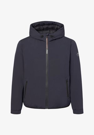 Chaqueta azul marino con capucha, cremallera frontal, dos bolsillos laterales con cremallera, cordones ajustables en la capucha y logo sutil de la marca en la cremallera y la manga.