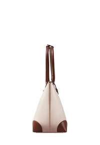 Bolso en forma de triángulo de suave cuero rosa con acentos en cuero marrón. Cuenta con dos asas y cierre de cremallera. Textura lisa en todo el bolso.