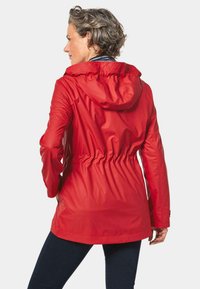 Rote wasserdichte Jacke mit Kapuze, elastischem Bund und Seitentaschen. Glatte Textur, mittellanges Design und enganliegende Bündchen für Wärme.