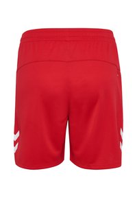 Rote Sportshorts mit elastischem Bund und weißen Chevron-Streifen an den Außenseiten, von hinten gezeigt.