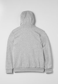 Sudadera gris con capucha y textura suave, con diseño de espalda plana y puños de canalé. Sin logotipos ni patrones visibles.