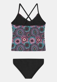 Schwimm-Tankini-Set mit einem schwarzen Unterteil und einem Oberteil mit einem bunten Mandala-Muster in Lila, Rosa und Türkis auf schwarzem Hintergrund.