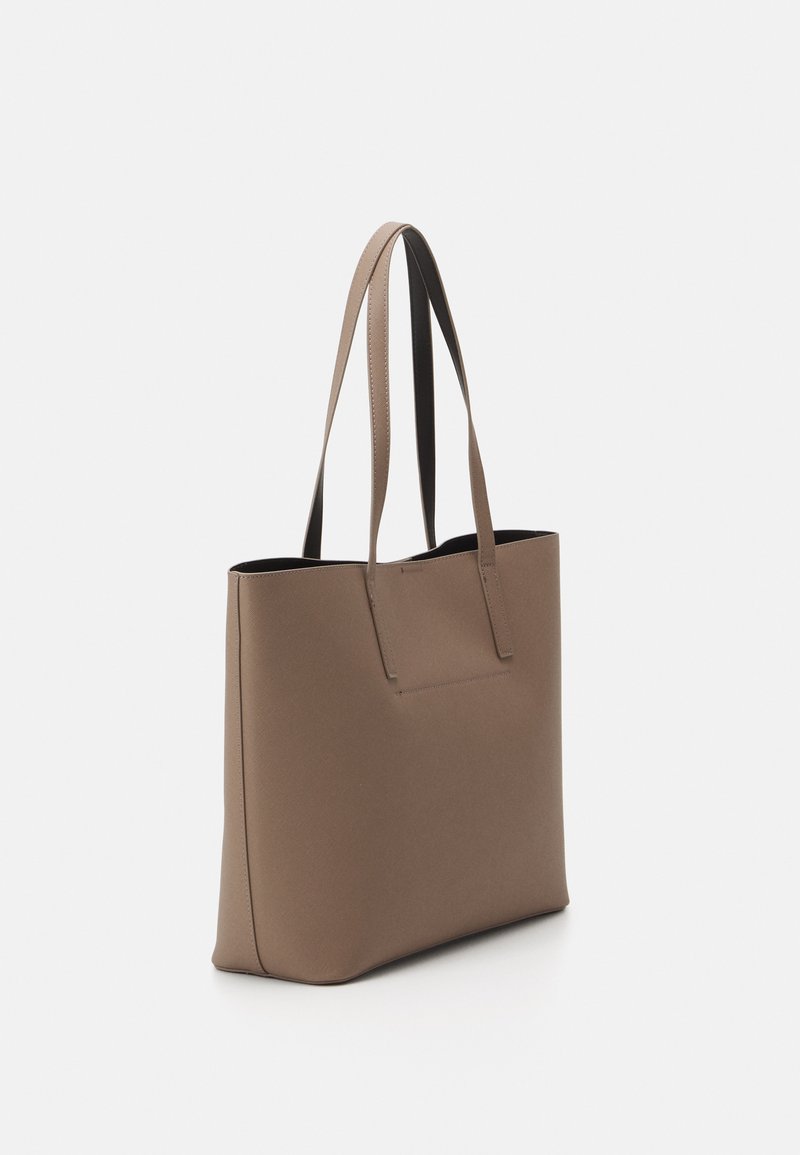 Bolso tote marrón con textura suave, forma rectangular y tirantes dobles. Diseño minimalista con acentos verticales en la parte frontal.