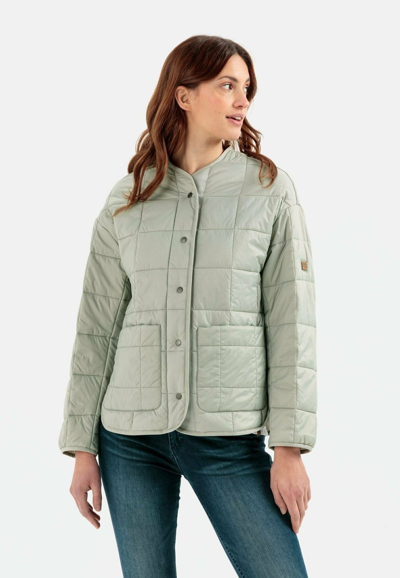 Hellgrüne gesteppte Jacke mit rundem Halsausschnitt, Druckknöpfen und zwei vorderen Taschen. Glatte Textur mit einem leicht glänzenden Finish.