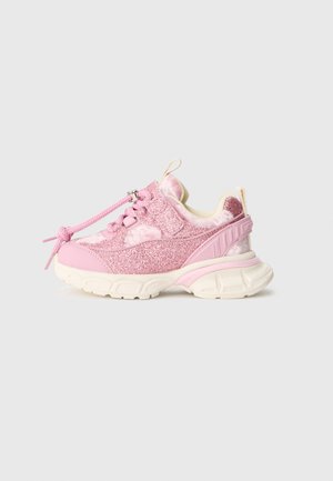 Zapatillas rosas con parte superior brillante, suaves acentos de terciopelo, cordones elásticos y una suela blanca gruesa. Incluye un asa en el talón para ponerlas y quitarlas fácilmente.