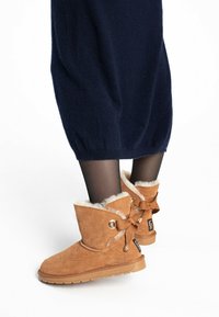 Gooce CARLY - Botas para la nieve - chestnut