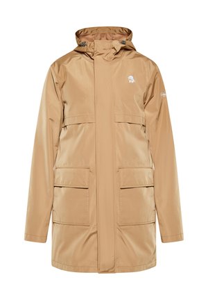 Parka beige resistente al agua con capucha, cremallera frontal, dos grandes bolsillos laterales y un detalle de logo en el lado izquierdo del pecho. Textura suave.
