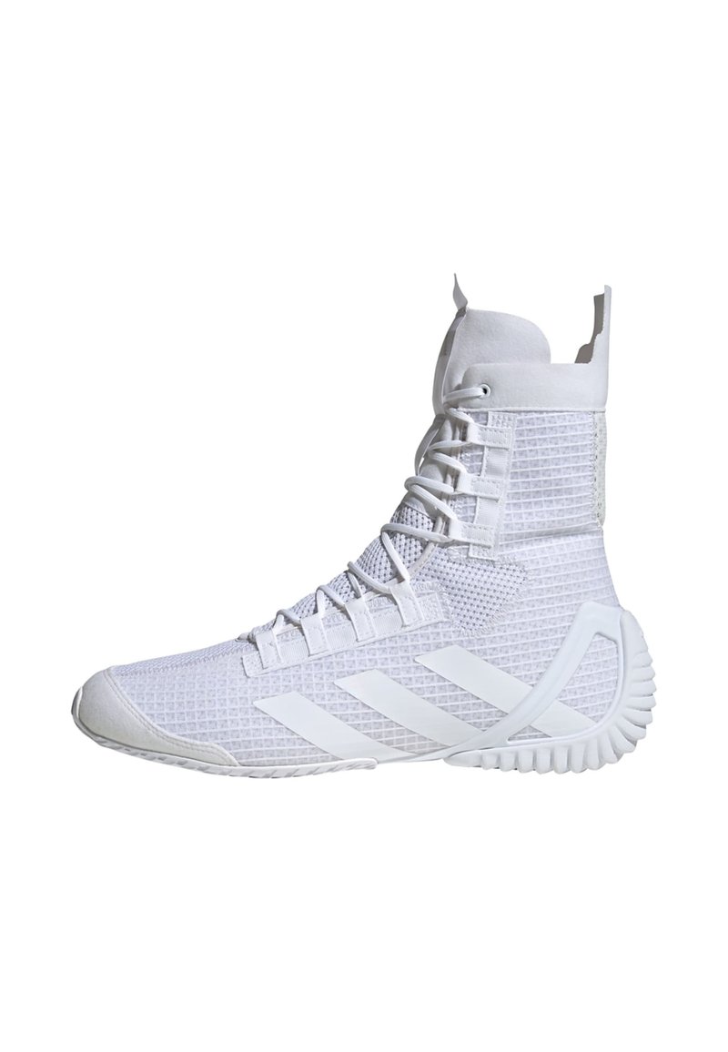 Zapatilla deportiva alta blanca con parte superior de malla texturizada, cordones planos y suela de goma que presenta tres franjas icónicas en el lateral.
