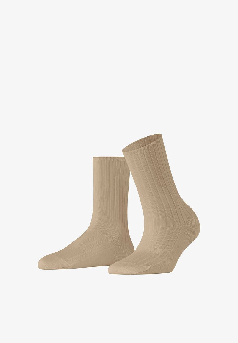 Beige gerippte Sneakersocken mit glatter Textur, verstärkter Spitze und Bündchen am oberen Rand. Geeignet für Freizeit- oder formelle Kleidung.
