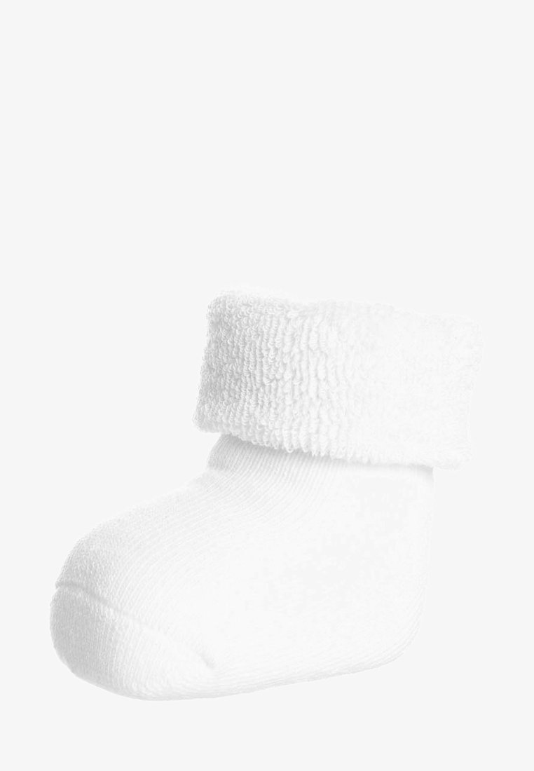 Weißer Babysocke aus weichem, flauschigem Stoff. Verfügt über einen dicken, gerippten Saum oben und einen glatten Fußbereich mit abgerundeter Zehe.