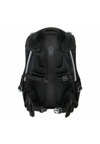 Zwarte wandelrugzak met gevoerde mesh achterkant, verstelbare schouderbanden, reflecterende accenten en verschillende hardware bevestigingen. Heeft een ergonomisch ontwerp.
