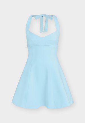 Ανοιχτό μπλε φόρεμα με λαιμόκοψη halter, στενή κορσέ και φούστα που φαρδαίνει, δεμένη στο πίσω μέρος του λαιμού.