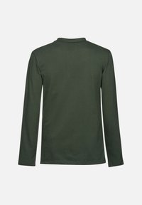 Maglietta a maniche lunghe di colore verde scuro, realizzata in un tessuto morbido, dotata di un collo rotondo e un design pulito e semplice, privo di decorazioni.