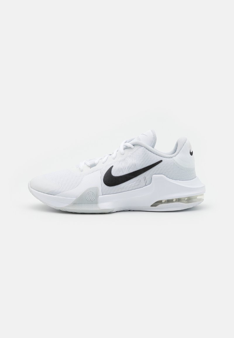 Chaussure de sport Nike blanche avec logo swoosh noir, tige en mesh, semelle coussinée et unité d'air visible au talon, vue de profil latéral.