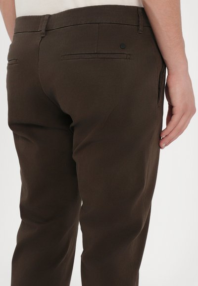 CLOSED CLIFTON TRUE - Pantalones chinos - espresso brown