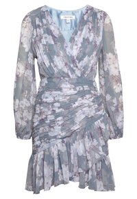 Květinové zavinovací šaty z měkké modrošedé látky s dlouhými rukávy, plisovanými detaily a vrstveným volánovým lemem s bílými a fialovými květy.