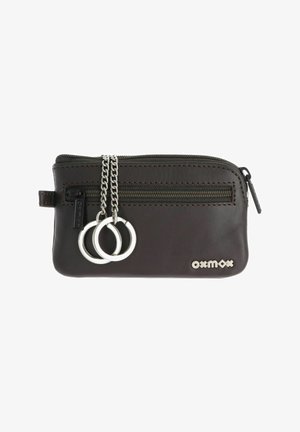 Pochette à clés en cuir marron foncé avec fermeture éclair, deux anneaux métalliques sur chaînes et logo OXMOX en bas à droite.