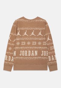 Maglione marrone con motivo a maglia testurizzato e accenti crema chiaro, inclusi il testo 'Jordan', grafiche di pallacanestro e loghi Jumpman.