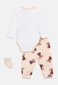Το σετ περιλαμβάνει ένα λευκό ολόσωμο κορμάκι με μακριά μανίκια, ροδακινί πιτζάμα παντελόνια με σχέδιο αρκούδας και μία ανοιχτό μπεζ κάλτσα. Μαλακό βαμβακερό ύφασμα σε όλο το σετ.