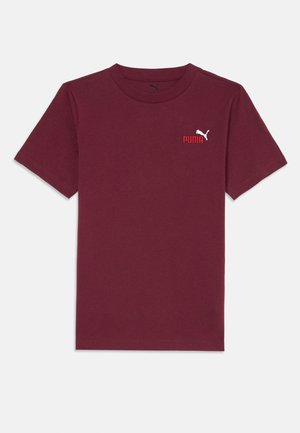 T-shirt en coton bordeaux à manches courtes, col rond, avec un petit logo blanc Puma sur le côté gauche de la poitrine. Texture lisse.