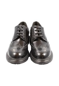 Brogue in pelle nera con dettagli perforati, punta tonda e chiusura con lacci. Texture liscia con finitura lucida e suola a contrasto.
