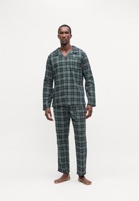 Πράσινο καρό φλιτζάνι πιτζάμα σετ που περιλαμβάνει ένα πουκάμισο με κουμπιά, γιακά και μακριά μανίκια, συνδυασμένο με αντίστοιχες παντελόνες ίσιας γραμμής.